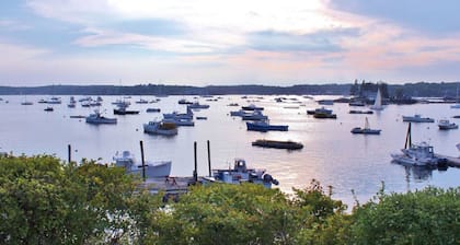 Boothbay Harbor Cottage Overlooking Mill Cove