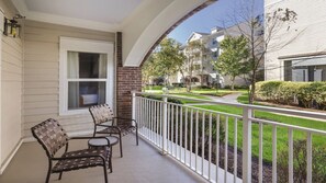 Terrace/patio - 1BD/Nashville w/Full Kitchen, W/D, Sleeper Sofa, & Amazing Amenities! (Nashville)