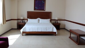 In-room safe, desk, laptop workspace, blackout curtains - El Sabinal Hotel Boutique (Apizaco)