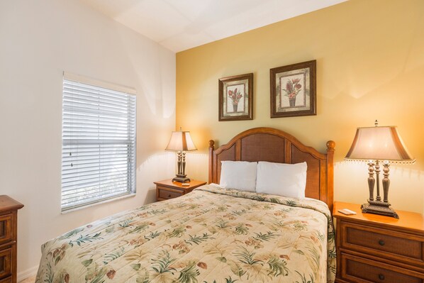 4 عدّة غرف نوم ومساحة عمل للكمبيوتر المحمول ومكواة/لوح كي