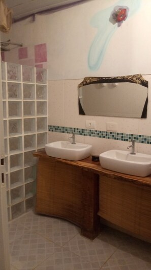 Panoramic Chalet | Bathroom | Shower, towels, soap, toilet paper - Panorâmica (Ilhabela)