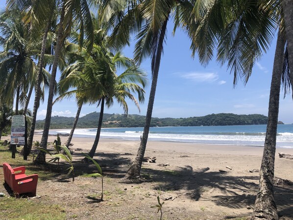 Nær stranden og strandhåndklær