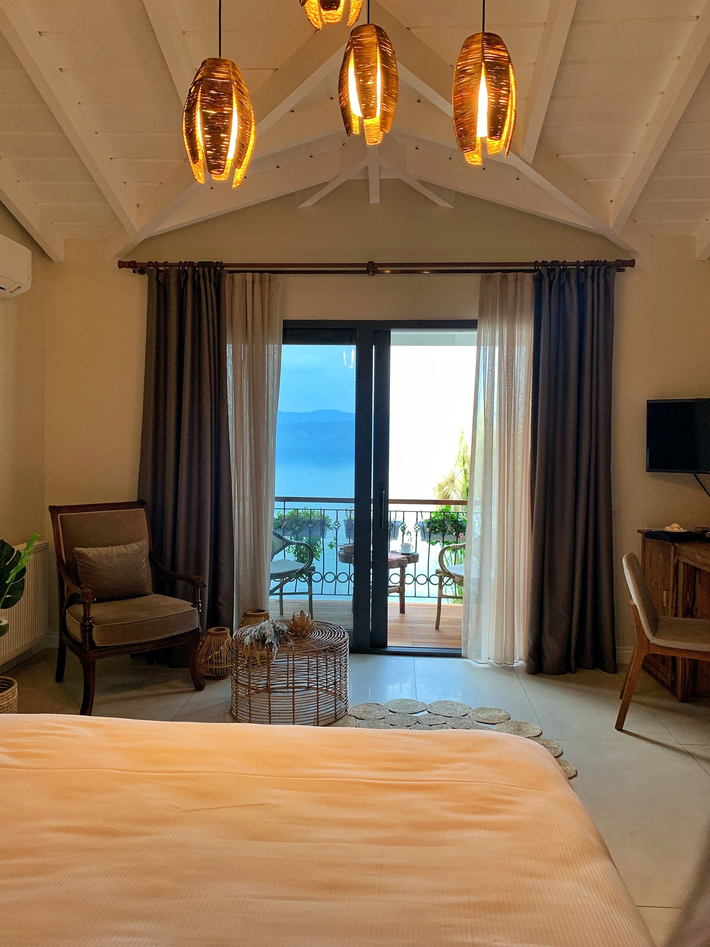 deluxe room, lake view | room amenity