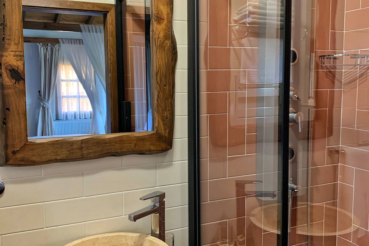 deluxe tree house, 1 double bed | bathroom | shower, slippers, towels