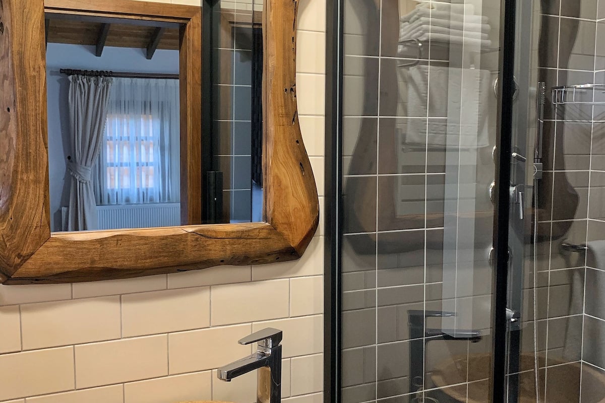 deluxe tree house, 1 double bed | bathroom | shower, slippers, towels