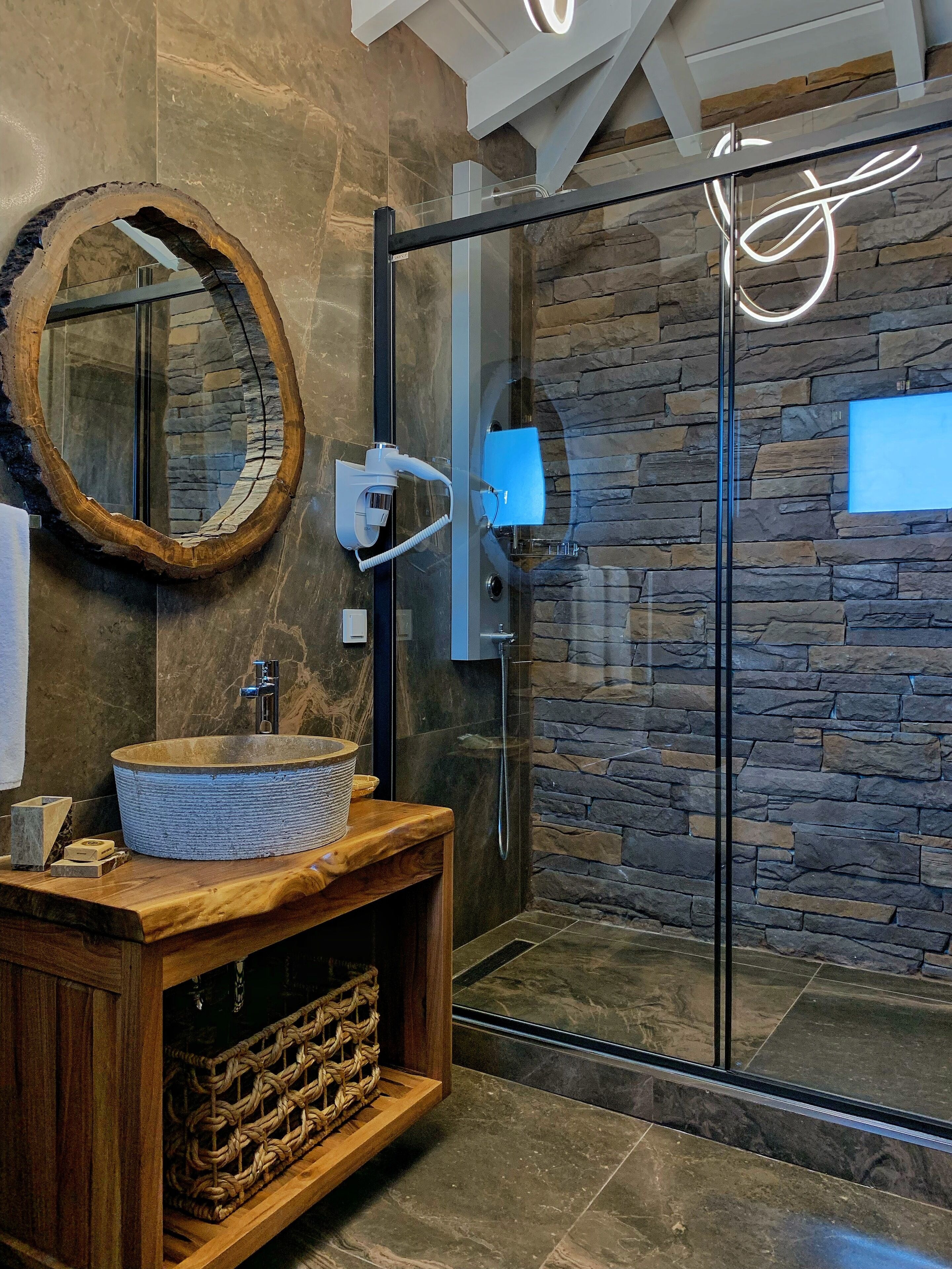 deluxe room, lake view | bathroom | shower, slippers, towels