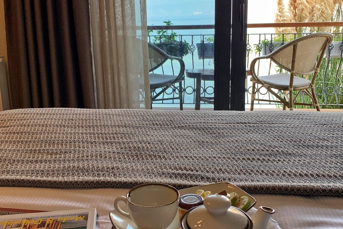 deluxe room, lake view | 1 bedroom, minibar, individually decorated, individually furnished