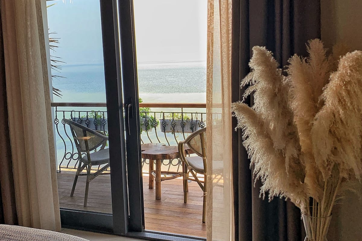 deluxe room, lake view | 1 bedroom, minibar, individually decorated, individually furnished