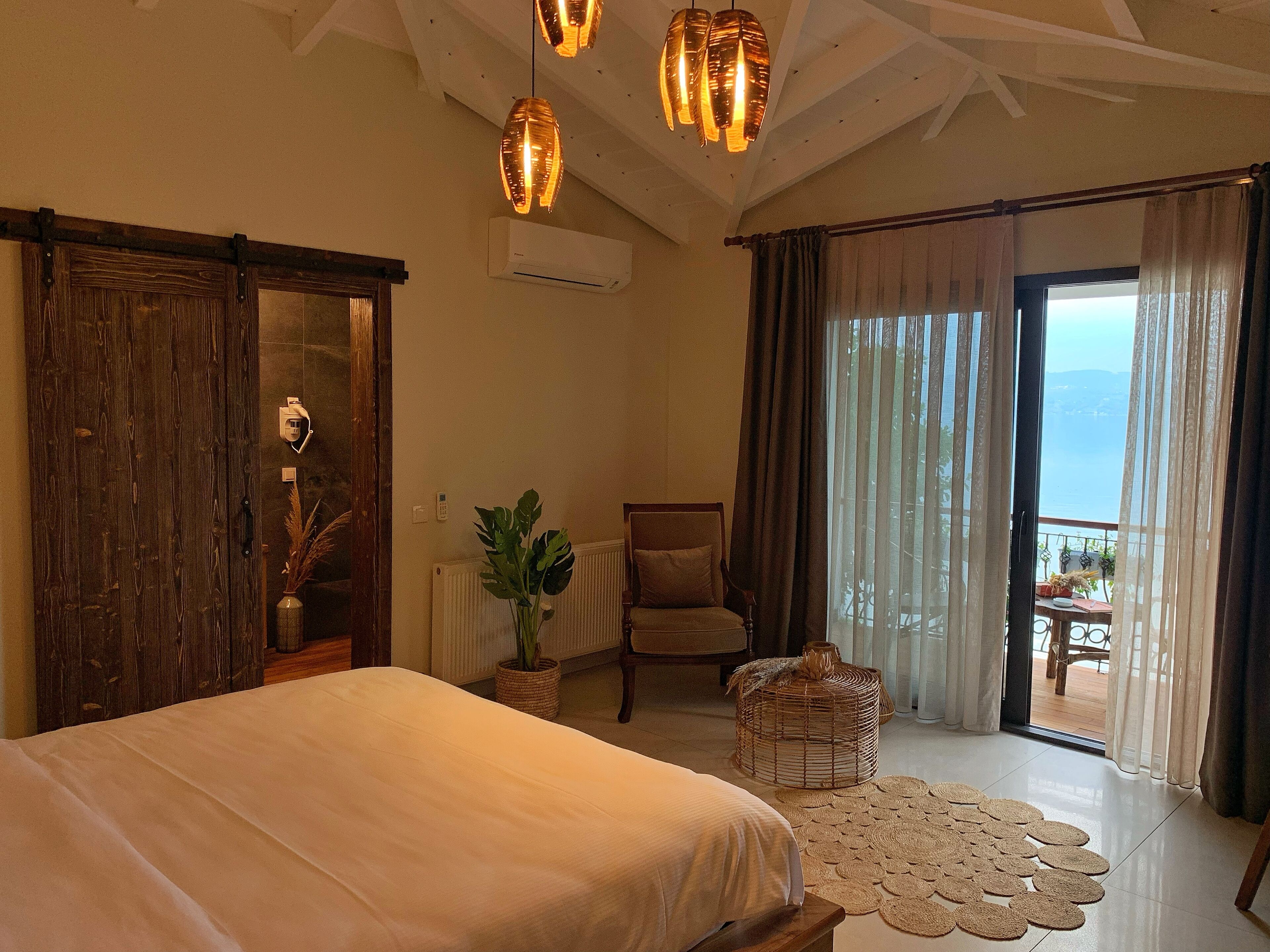 deluxe room, lake view | 1 bedroom, minibar, individually decorated, individually furnished