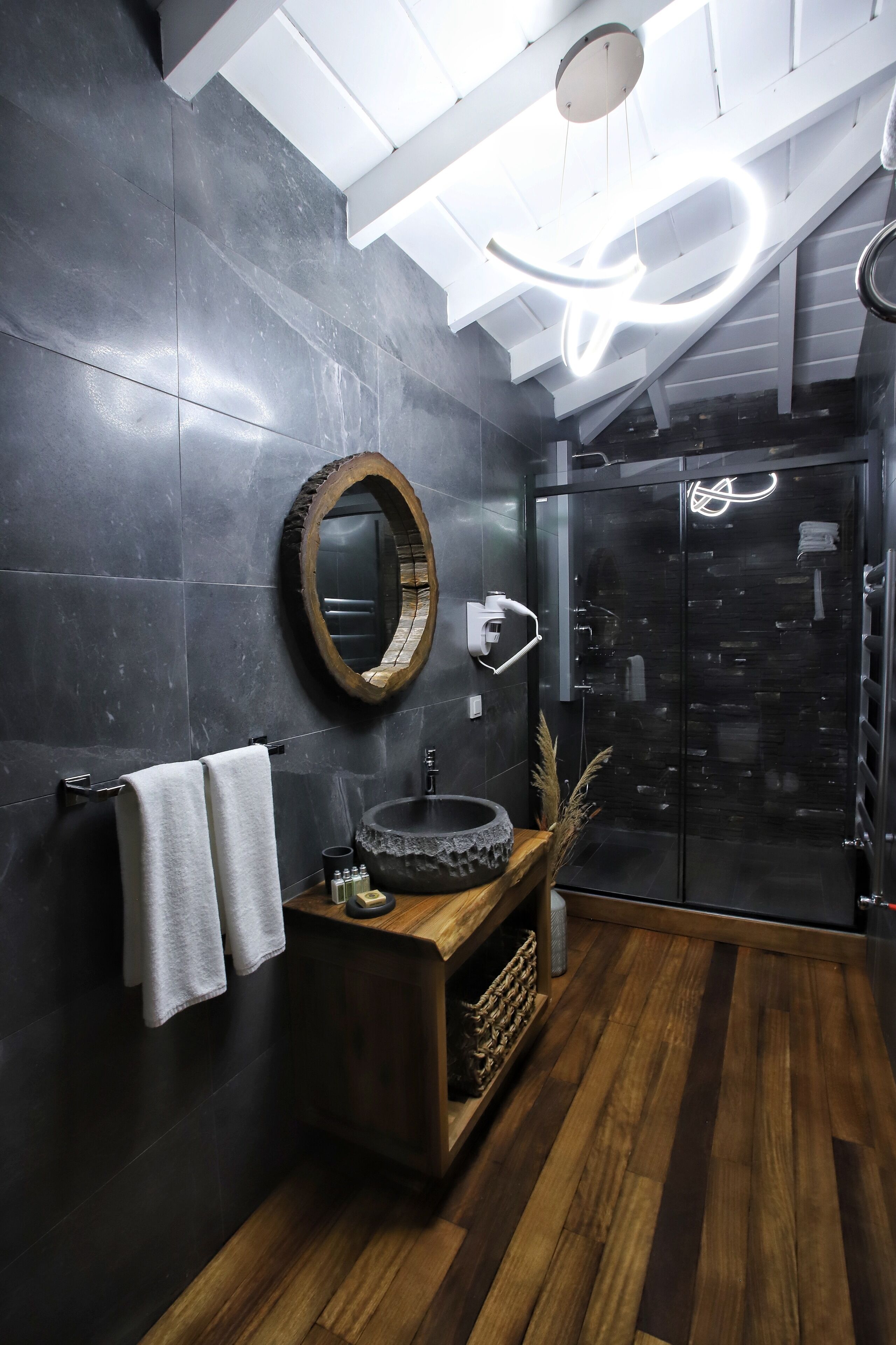 deluxe room, lake view | bathroom | shower, slippers, towels