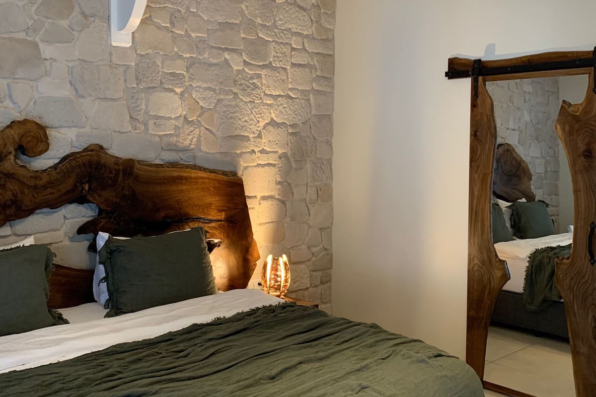 Standard Room, Garden View | Minibar, individually decorated, individually furnished, desk
