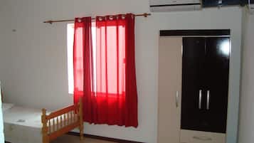 Cortinas blackout, tabla de planchar con plancha y wifi gratis