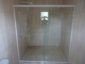 Shower, towels - Hotel Iria's (Timbo)