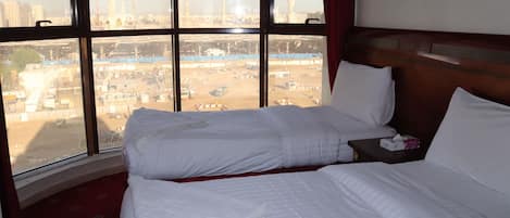 Quarto triplo standard, 3 quartos, vista para a cidade (Haram View) | Escrivaninha, Wi-Fi de cortesia, roupa de cama