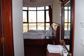 スタンダード トリプルルーム 3 ベッドルーム シティビュー (Haram View) | デスク、WiFi (無料)、ベッドシーツ