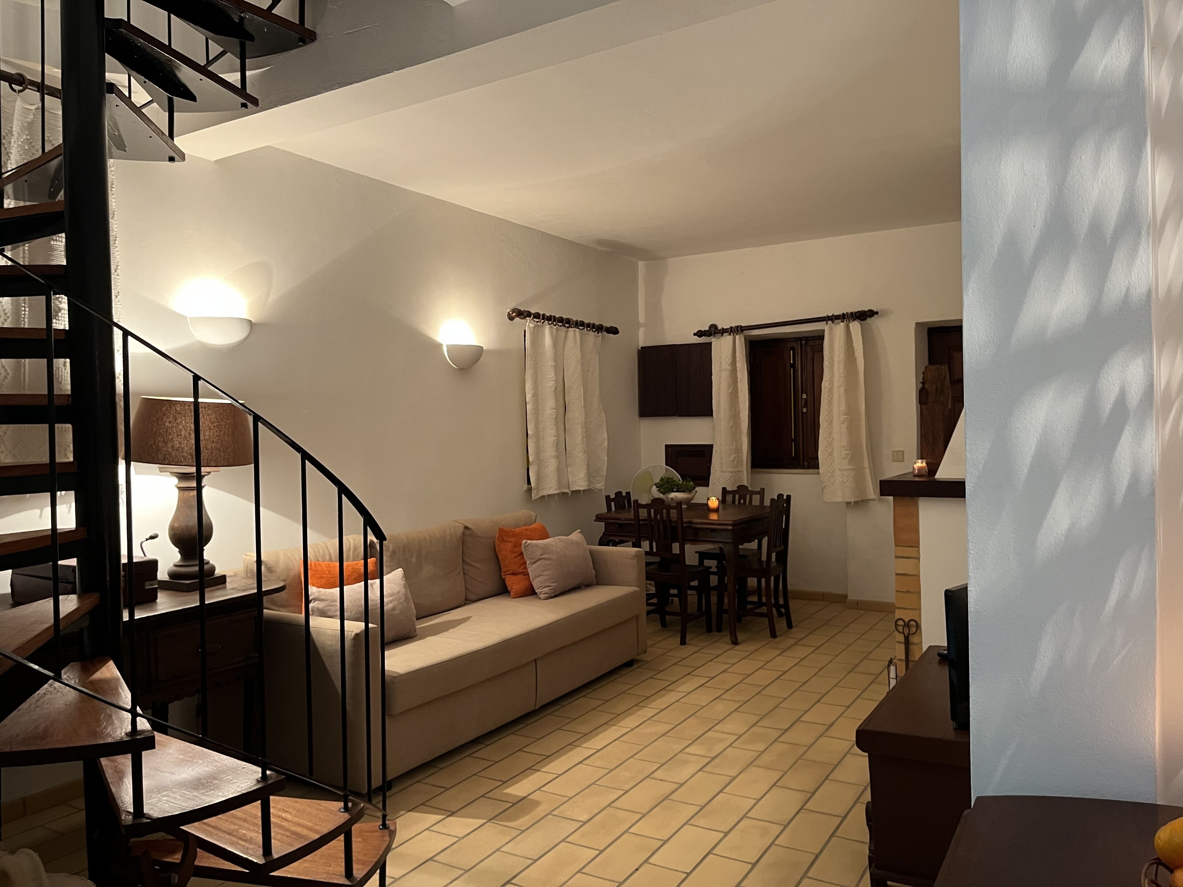 Una televisión, una chimenea, libros