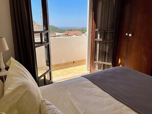 1 bedroom, iron/ironing board, free WiFi, bed sheets - Cute house nearby Monchique - Algarve. Long term rental on request. (Casais)