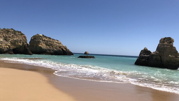 A beach with clear turquoise water, large rock formations, and a sandy shore. - Cute house nearby Monchique - Algarve. Long term rental on request. (Casais)