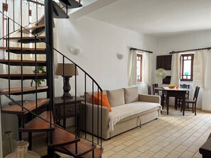 TV, fireplace, books - Cute house nearby Monchique - Algarve. Long term rental on request. (Casais)