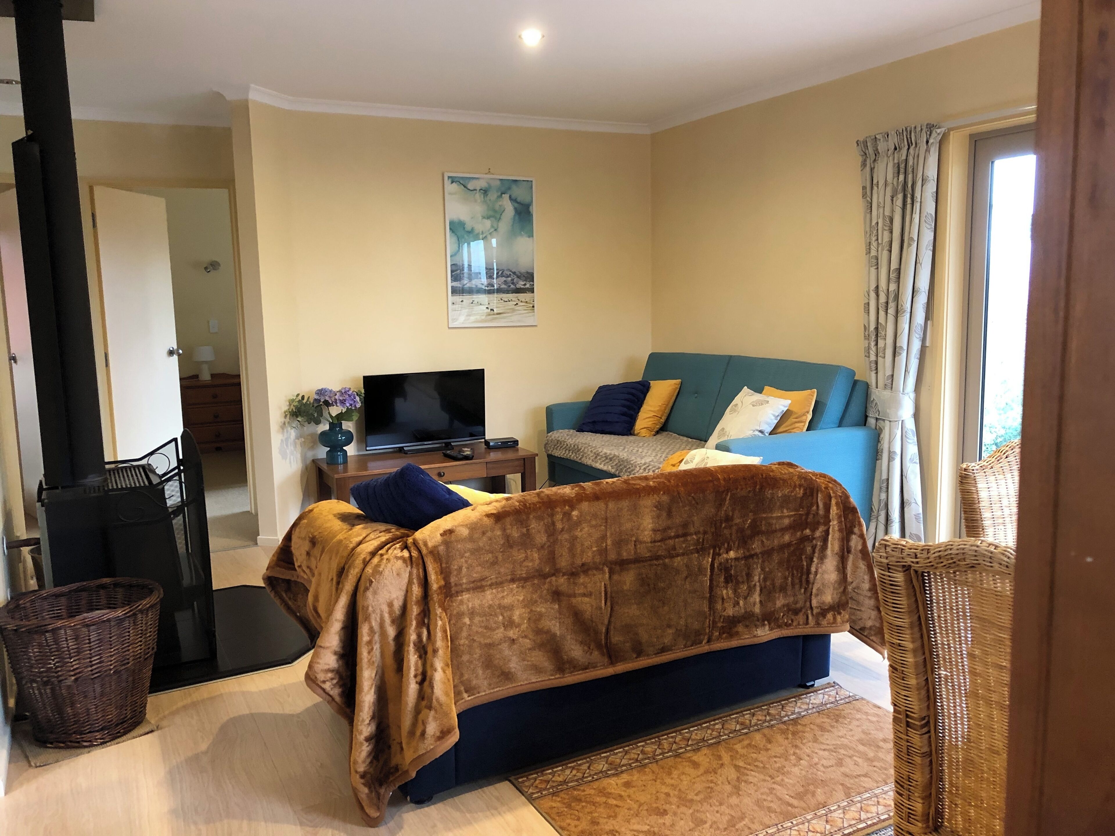 Een televisie en een open haard