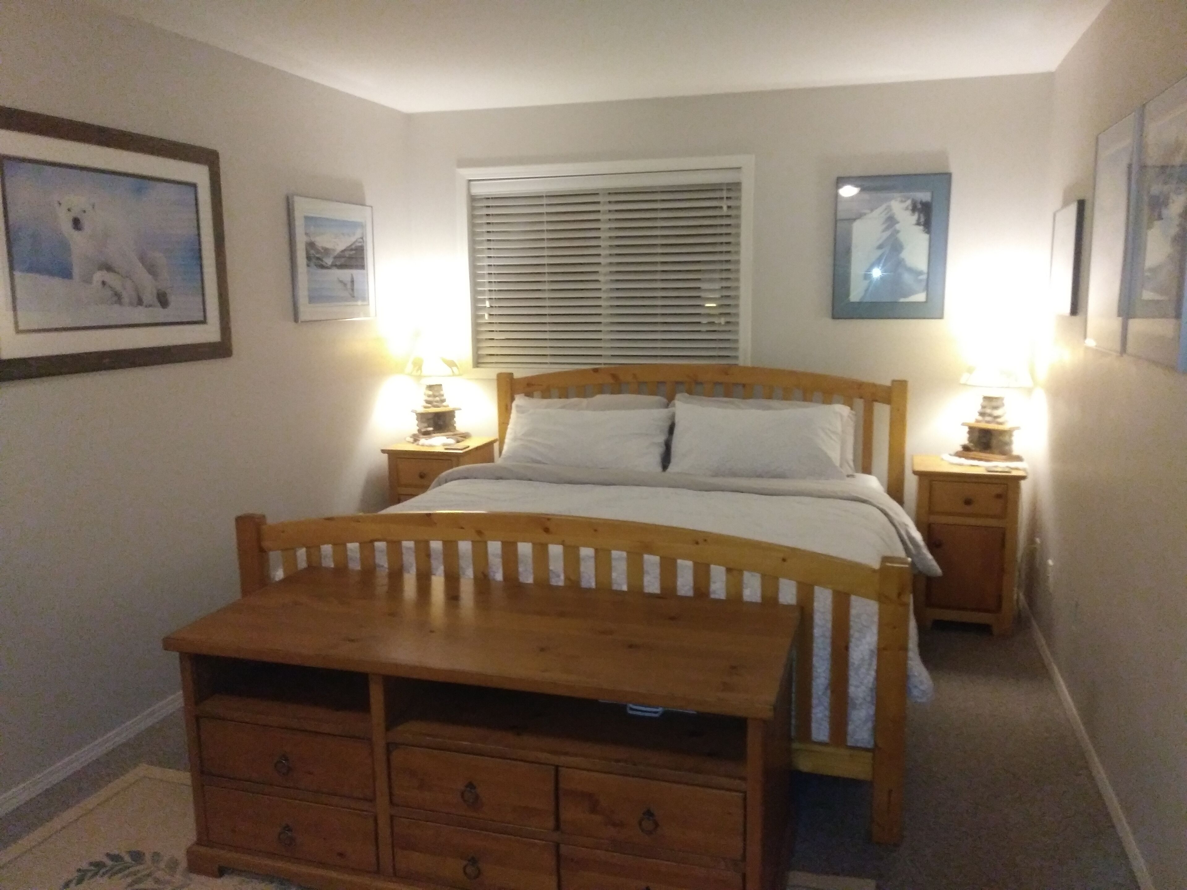 On Hill, Luxury King Bed, Daylodge Ski Locker! 2 baths, hot tubs,     