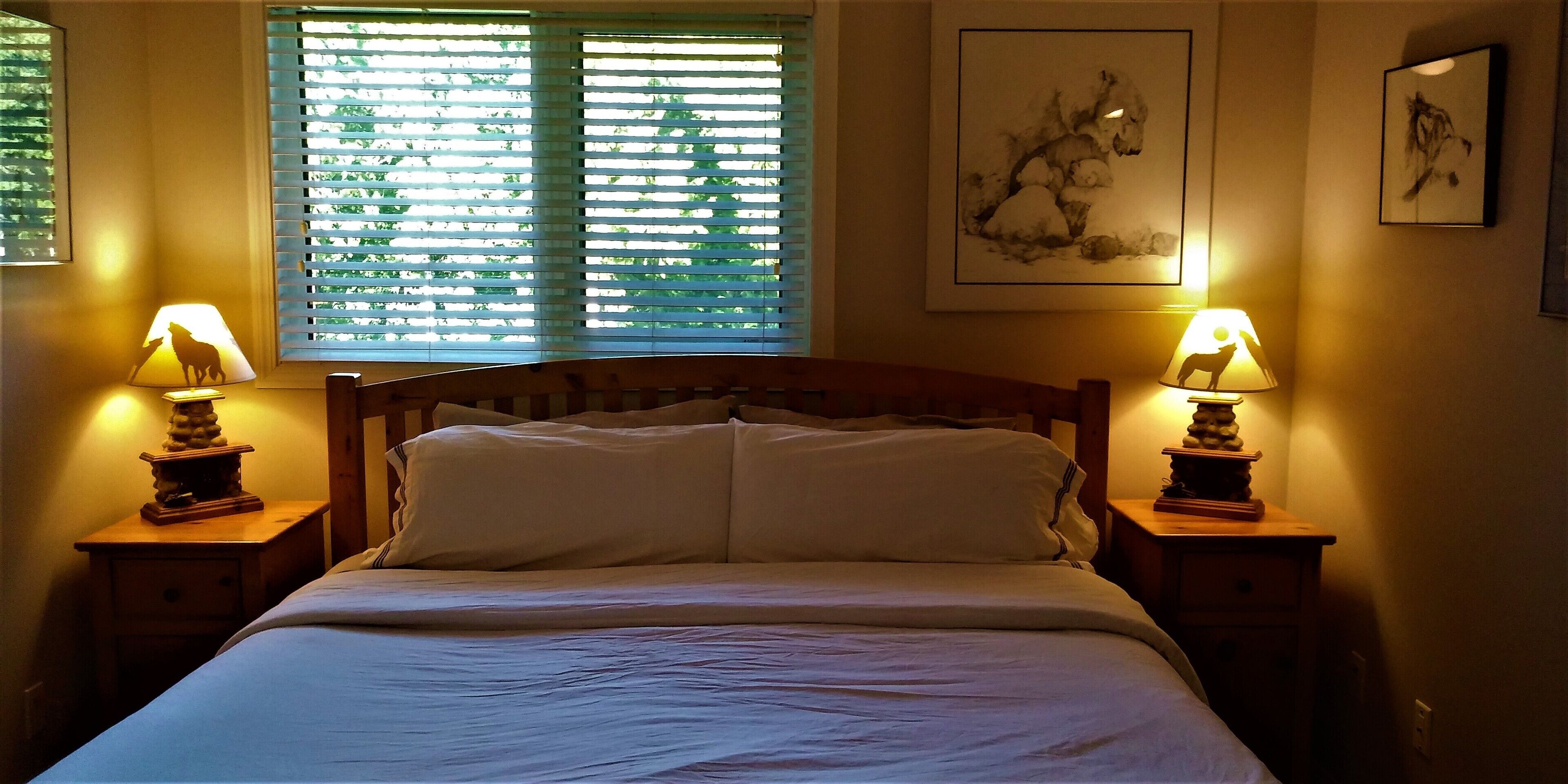 On Hill, Luxury King Bed, Daylodge Ski Locker! 2 baths, hot tubs,     