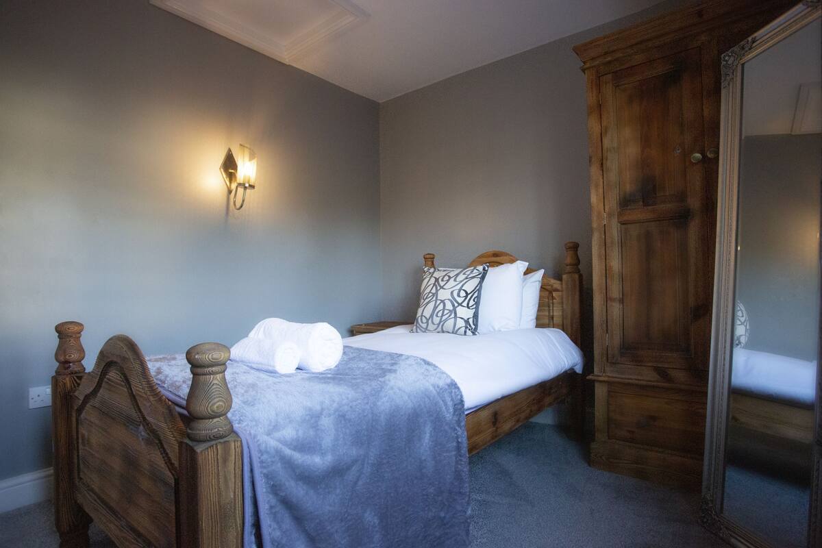 Habitación individual básica | Insonorización, tabla de planchar con plancha y wifi gratis