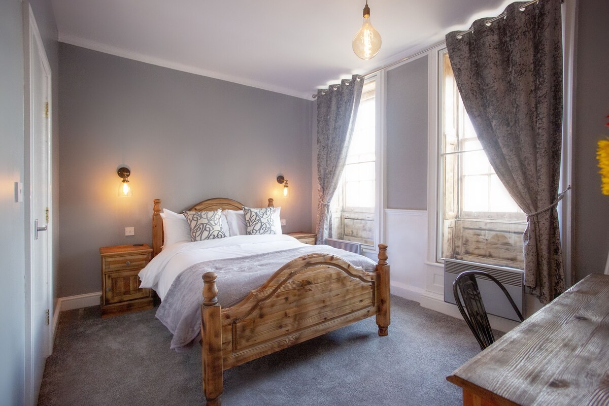 Double Room with Private Bathroom | Soundproofing, iron/ironing board, free WiFi, bed sheets