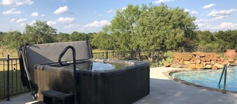 Tranquil Ranch w SPA and POOL - option to heat pool - on Cibolo Creek, sleeps 9