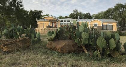 Tranquil Ranch w SPA and POOL - option to heat pool - on Cibolo Creek, sleeps 9