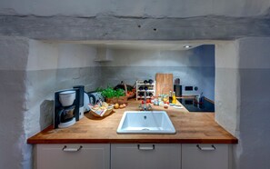 Réfrigérateur, four, lave-vaisselle, cafetière/bouilloire