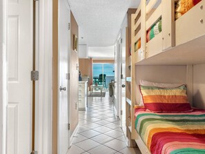 Condo, 1 habitación, vista a la playa | Decoración personalizada y muebles diferentes 