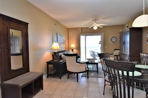 Condo, 2 quartos, vista para a praia | Sala de estar