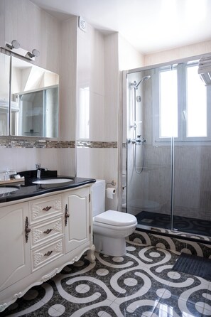 Deluxe Suite | Bathroom | Shower, free toiletries, hair dryer, bathrobes - La Maison Charentonneau (Maisons-Alfort)