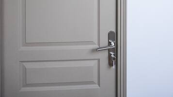 Une porte fermée, portant le numéro 301, et dotée d’une poignée de porte moderne.