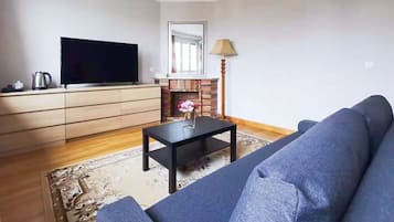 Deluxe Suite | Ruang tamu | 100 cm televisyen skrin rata dengan kabel, TV, pejabat