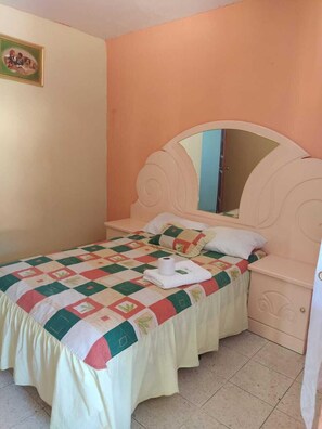 Basic Single Room, 1 Twin Bed | Desk, free WiFi - Hotel Real Classic Inn (Salcajá)