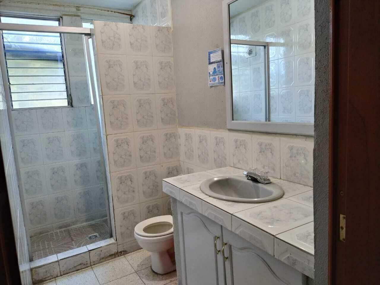 经典四人房 | 浴室 | 淋浴设施、毛巾、肥皂、洗发水