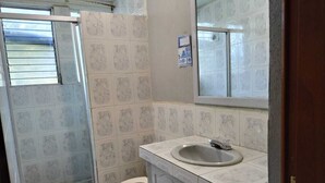 A bathroom with a shower, toilet, and sink. - Hotel Real Classic Inn (Salcajá)