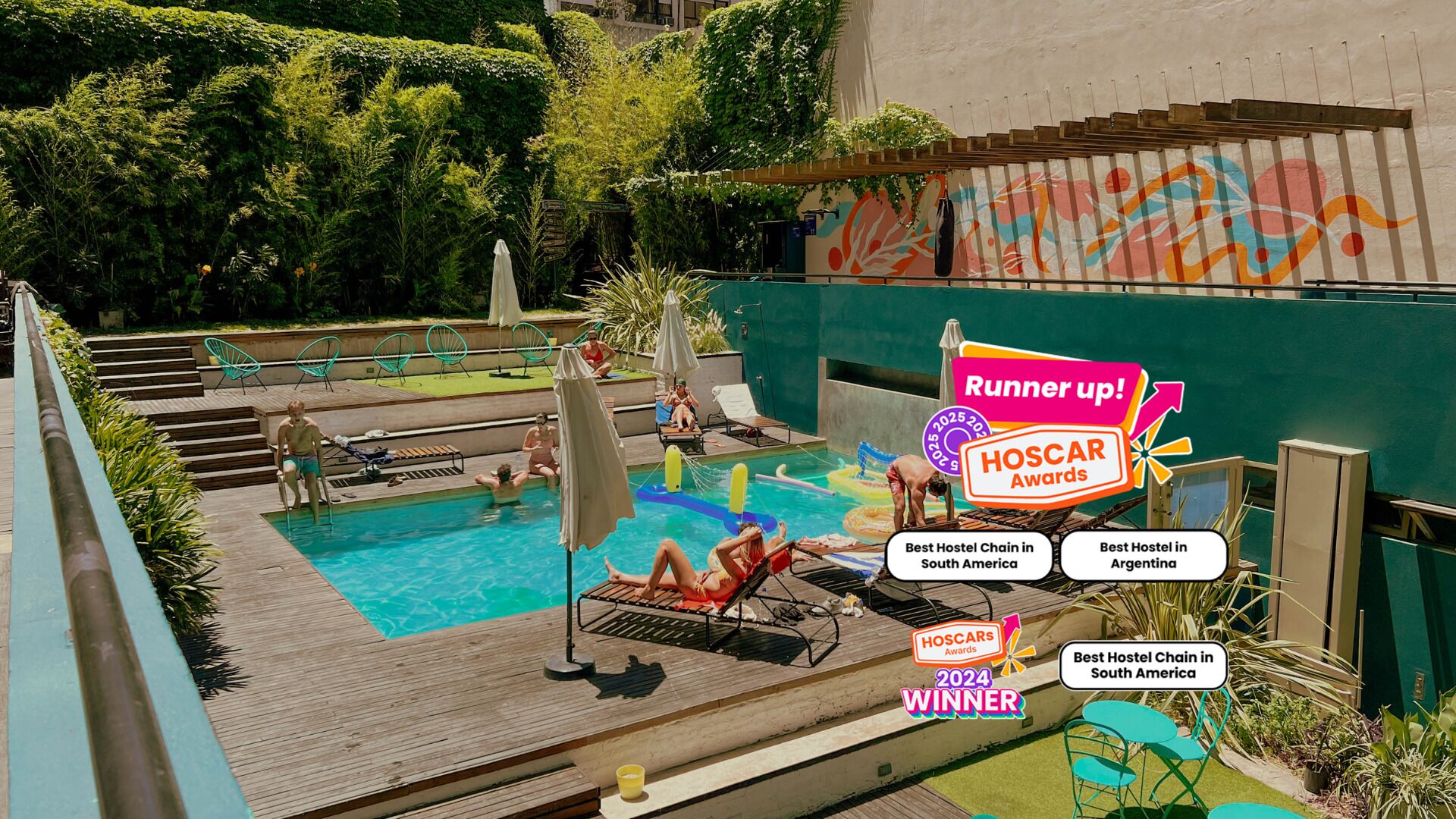 시즌별로 운영되는 야외 수영장, 10:00 ~ 20:00 오픈, 일광욕 의자