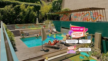 Una piscina al aire libre de temporada, sillones reclinables de piscina