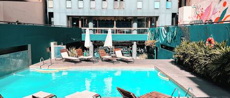 Piscine extérieure (ouverte en saison), chaises longues