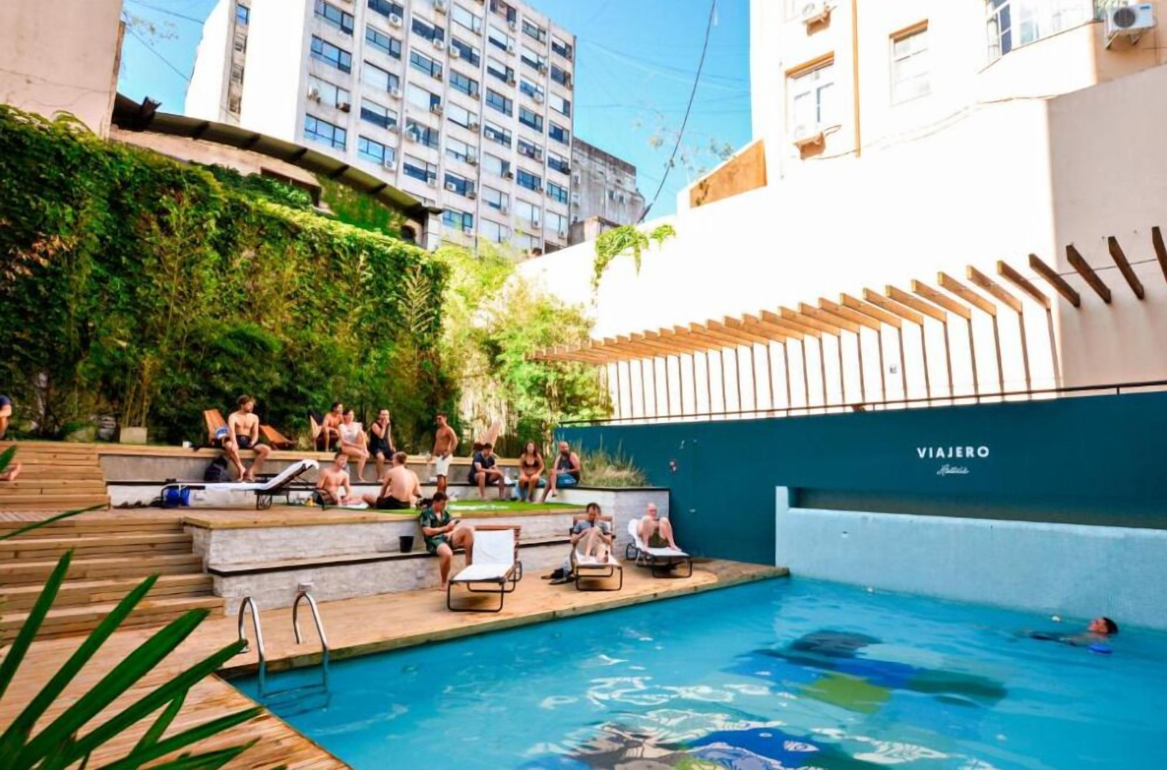 Hồ bơi ngoài trời phục vụ theo mùa, ghế dài tắm nắng 