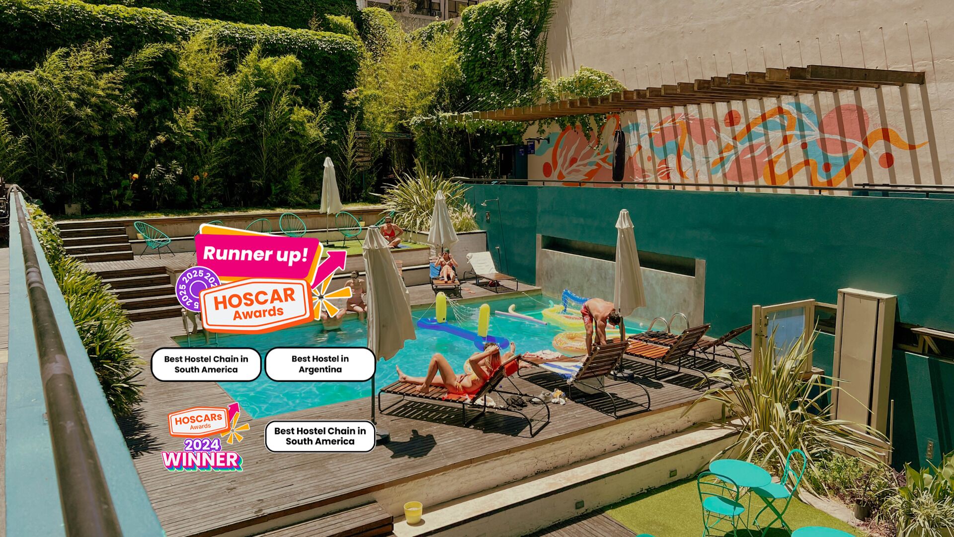 Una piscina al aire libre de temporada, sillones reclinables de piscina