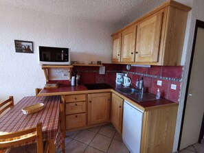 Refrigerador, microondas, parrilla de estufa y lavavajillas 