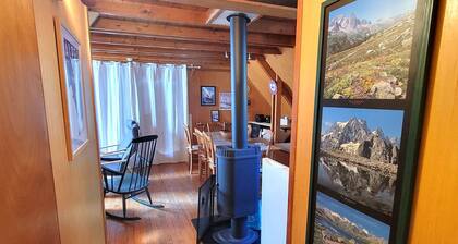 Cozy Chalet for 9 with South-Facing Balcony, Fireplace, and Modern Amenities