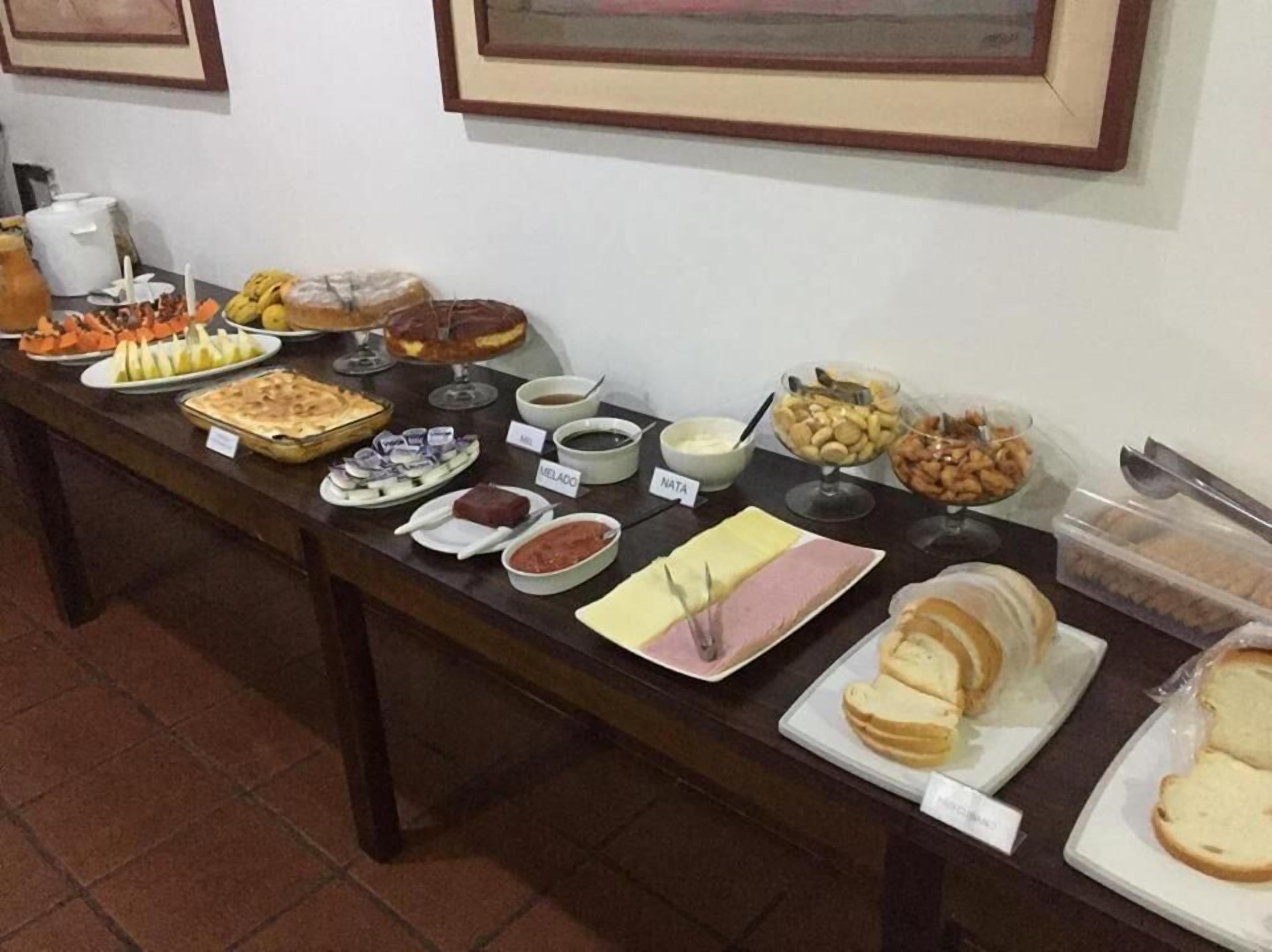 Una mesa de buffet con diversos alimentos y etiquetas.