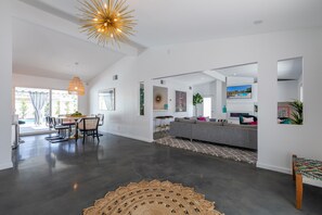 Een smart-tv, een open haard en boeken