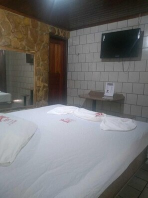 Room (Casal) | Minibar, free WiFi, bed sheets