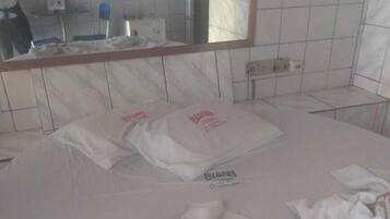 Room (Casal) | Minibar, free WiFi, bed sheets